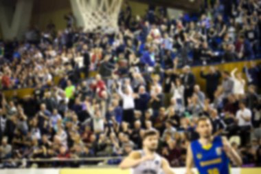 Basketbol sahasındaki kalabalığın geçmişi bulanık.