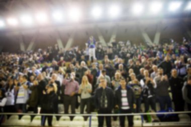 Basketbol sahasındaki kalabalığın geçmişi bulanık.