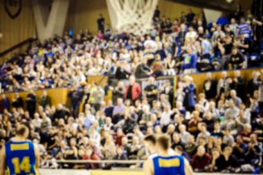 Basketbol sahasındaki kalabalığın geçmişi bulanık.
