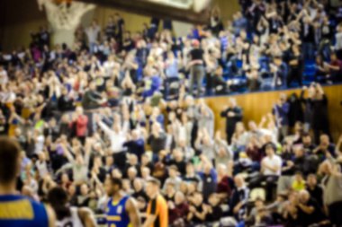Basketbol sahasındaki kalabalığın geçmişi bulanık.