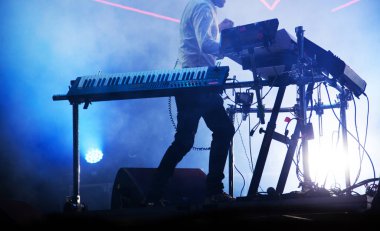 disk jokey Sahne Alanı'nda üzerinde karıştırma ışıklı duman arka plan - s