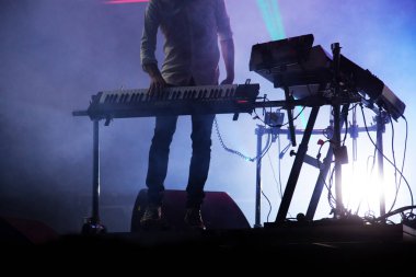 disk jokey Sahne Alanı'nda üzerinde karıştırma ışıklı duman arka plan - s