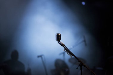 sahne ışıkları konser - yaz müzik festiva sırasında mikrofon