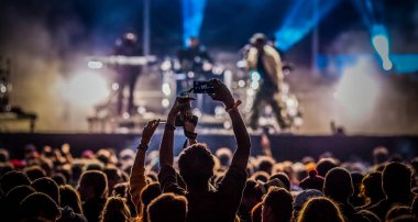 Konserdeki kalabalık - Yaz müzik festivali