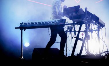 disk jokey Sahne Alanı'nda üzerinde karıştırma ışıklı duman arka plan - s