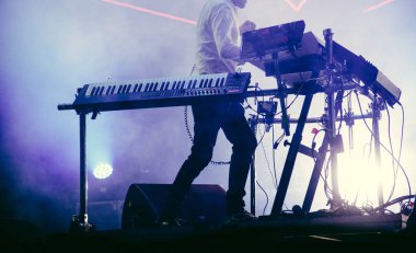 disk jokey Sahne Alanı'nda üzerinde karıştırma ışıklı duman arka plan - s