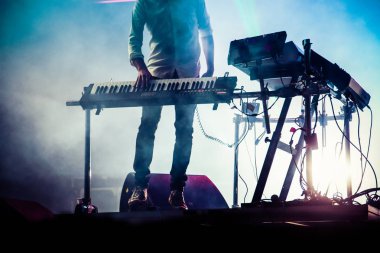 disk jokey Sahne Alanı'nda üzerinde karıştırma ışıklı duman arka plan - s