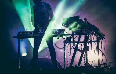 disk jokey Sahne Alanı'nda üzerinde karıştırma ışıklı duman arka plan - s