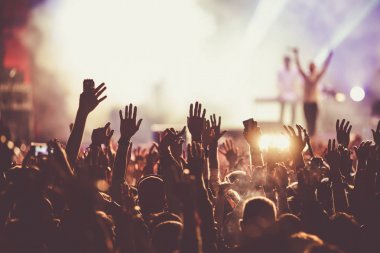 Konserdeki kalabalık - Yaz müzik festivali