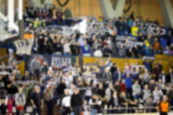 Fondo borroso de multitud de personas en una cancha de baloncesto — Foto de Stock