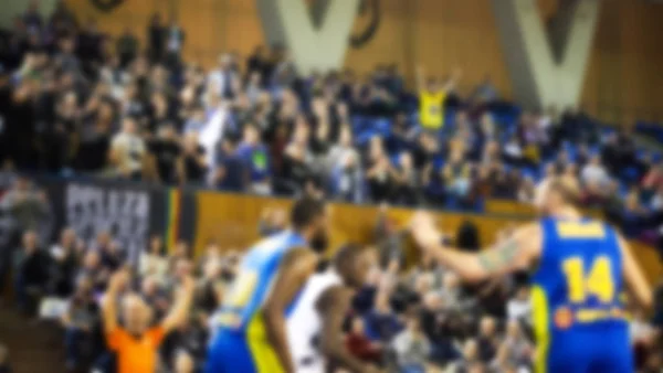 Fondo borroso de multitud de personas en una cancha de baloncesto — Foto de Stock