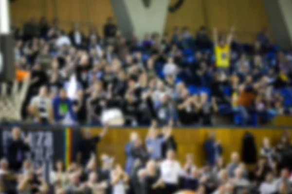 Fondo borroso de multitud de personas en una cancha de baloncesto — Foto de Stock