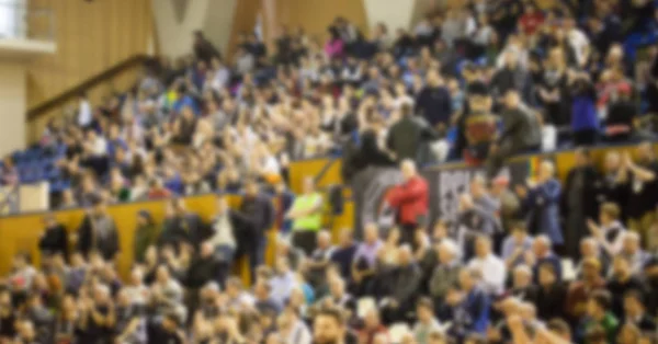 Fondo borroso de multitud de personas en una cancha de baloncesto — Foto de Stock