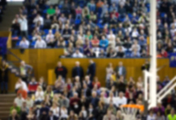 Sfondo sfocato di folla di persone in un campo da basket — Foto Stock