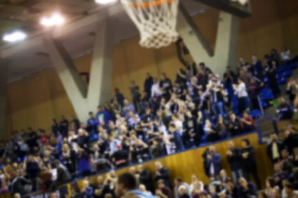 Fondo borroso de multitud de personas en una cancha de baloncesto — Foto de Stock