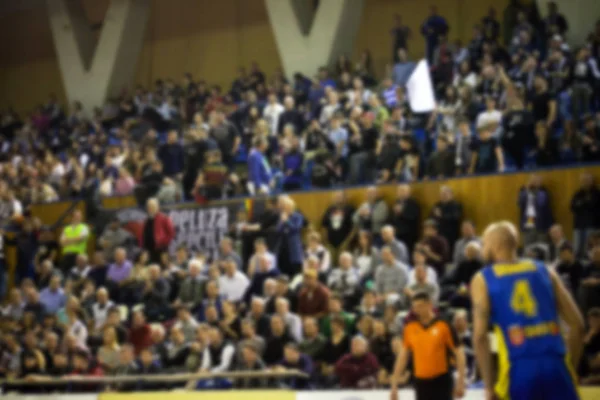 Wazig achtergrond van menigte van mensen in een basketbalveld — Stockfoto