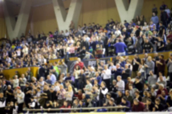 Fundo borrado de multidão de pessoas em uma quadra de basquete — Fotografia de Stock