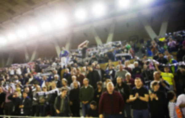 Sfondo sfocato di folla di persone in un campo da basket — Foto Stock