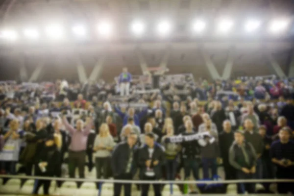 Sfondo sfocato di folla di persone in un campo da basket — Foto Stock