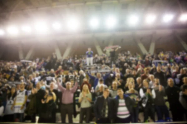 Размытый фон толпы людей на баскетбольной площадке — стоковое фото