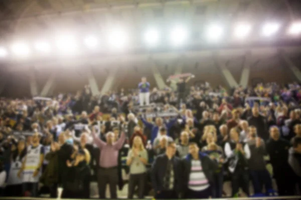 Sfondo sfocato di folla di persone in un campo da basket — Foto Stock