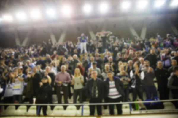 Fondo borroso de multitud de personas en una cancha de baloncesto — Foto de Stock