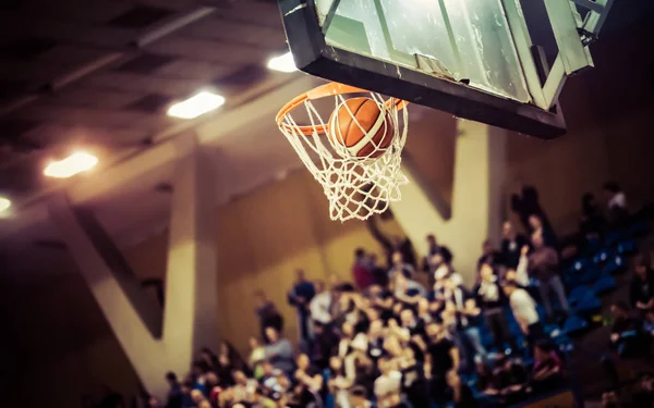 Anotar los puntos ganadores en un partido de baloncesto — Foto de Stock