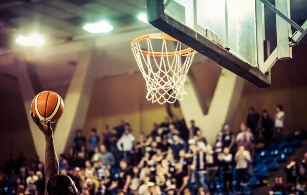 Basketbol maçında galibiyet puanı kazanmak. — Stok fotoğraf