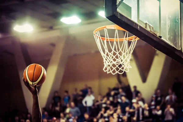 Marcando os pontos vencedores em um jogo de basquete — Fotografia de Stock