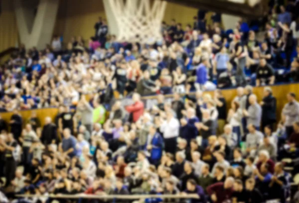 Sfondo sfocato di folla di persone in un campo da basket — Foto Stock