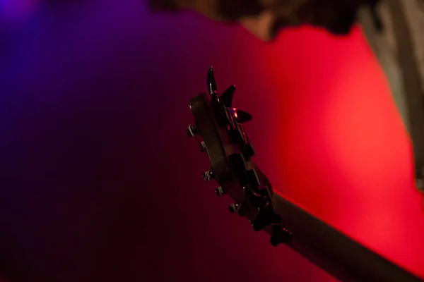 Guitarrista en el escenario - festival de música de verano — Foto de Stock