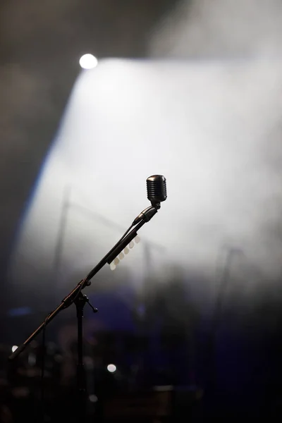 麦克风在舞台灯光在演唱会-夏季音乐嘉年华 — 图库照片