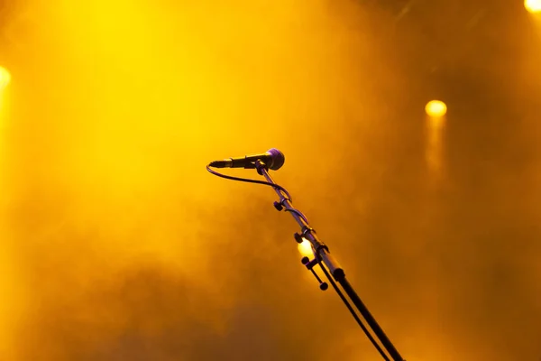 Micrófono en luces de escenario durante el concierto - música de verano festiva — Foto de Stock