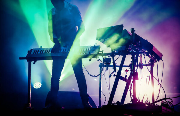 смешивание дисков на сцене на фоне освещённого дыма - с
