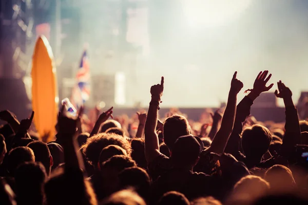 Tömeg a koncerten - nyári zenei fesztivál — Stock Fotó