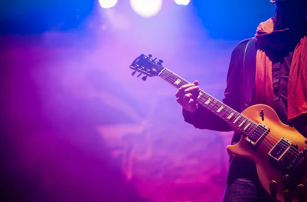 Guitarrista en el escenario - festival de música de verano — Foto de Stock