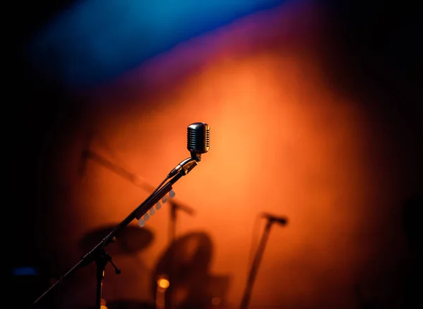 Micrófono en luces de escenario durante el concierto - música de verano festiva — Foto de Stock