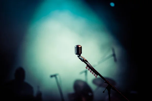 Micrófono en luces de escenario durante el concierto - música de verano festiva — Foto de Stock