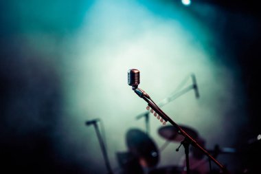 sahne ışıkları konser - yaz müzik festiva sırasında mikrofon