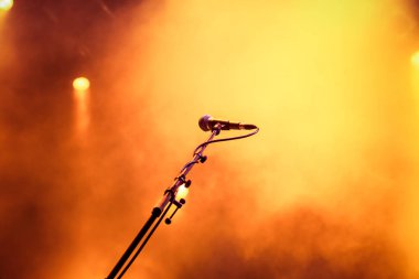 sahne ışıkları konser - yaz müzik festiva sırasında mikrofon