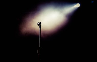 sahne ışıkları konser - yaz müzik festiva sırasında mikrofon