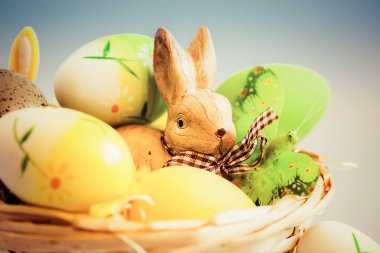 Paskalya yumurtaları ve tavşan sepet içinde