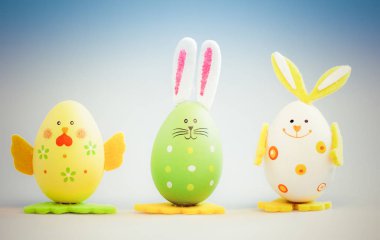 Bunny ve tavuk şeklinde boyalı Paskalya yumurtaları