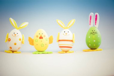 Bunny ve tavuk şeklinde boyalı Paskalya yumurtaları