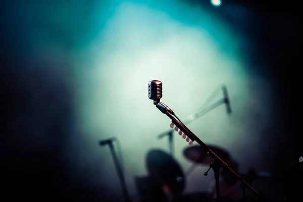 Micrófono en luces de escenario durante el concierto - música de verano festiva — Foto de Stock