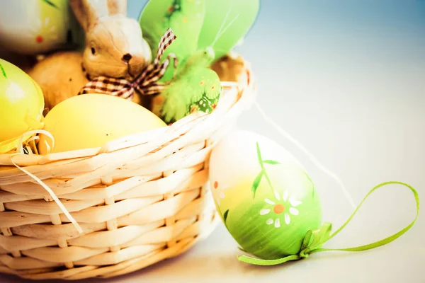 Huevos de Pascua y conejito en cesta — Foto de Stock