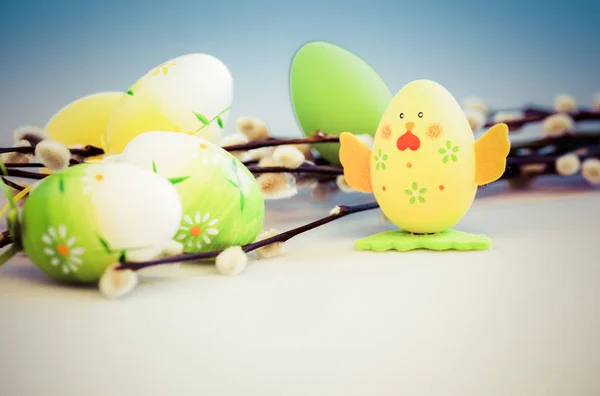 Fondo de Pascua con coño-sauce y huevos de colores - copiar spac —  Fotos de Stock