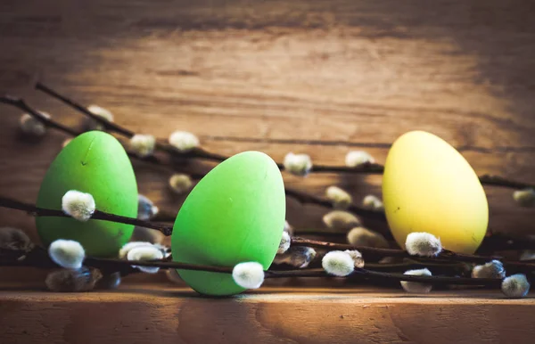 Tarjeta de Pascua con huevos y sauce coño en backgrou de madera rústica —  Fotos de Stock