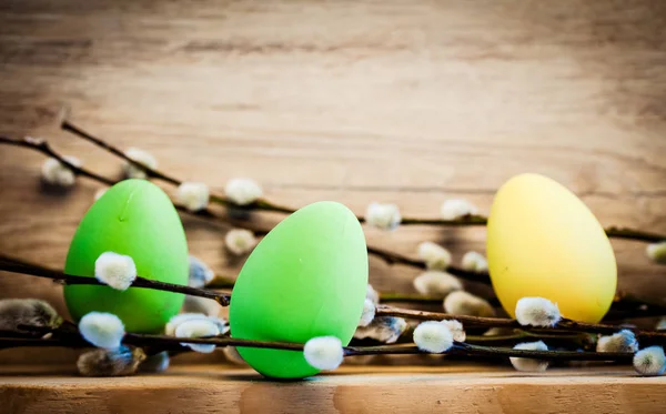 Tarjeta de Pascua con huevos y sauce coño en backgrou de madera rústica —  Fotos de Stock