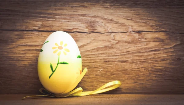 Carta pasquale con uova e salice figa su backgrou in legno rustico — Foto Stock